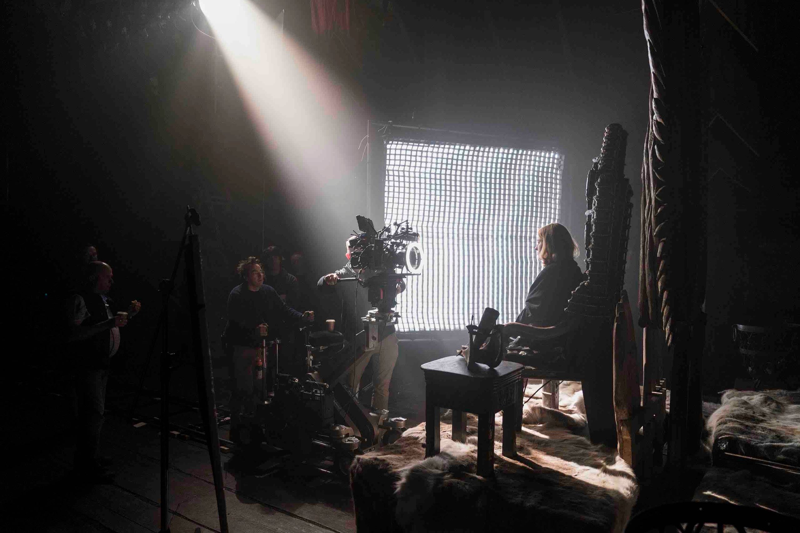 Filmset bei Nacht — eine Carpetlight CL8x8 leuchtet die Szene durch ein Gitternetz aus