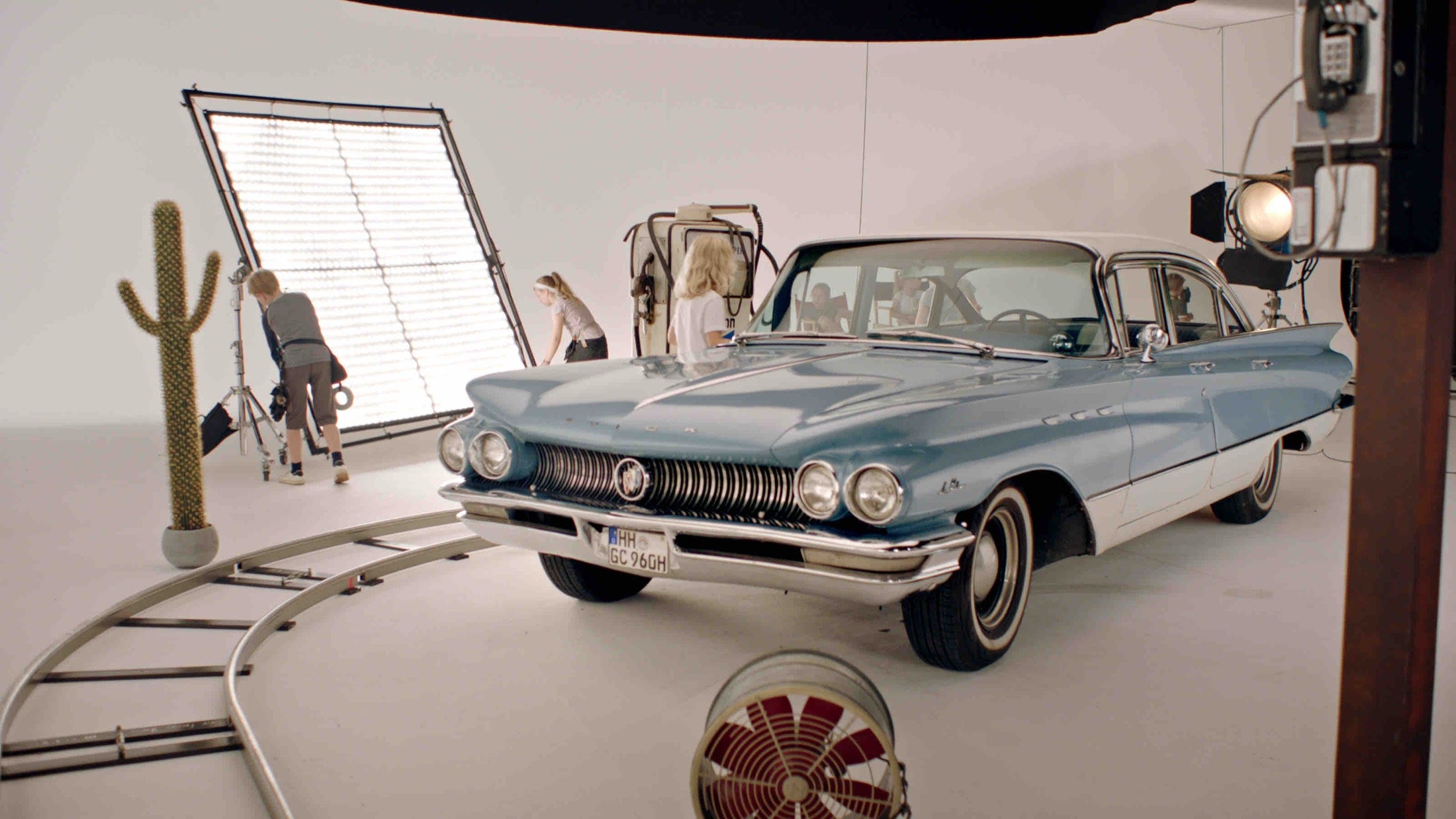 Studioproduktion mit Oldtimer; eine großflächige CL8x8 dient als weiches Hauptlicht